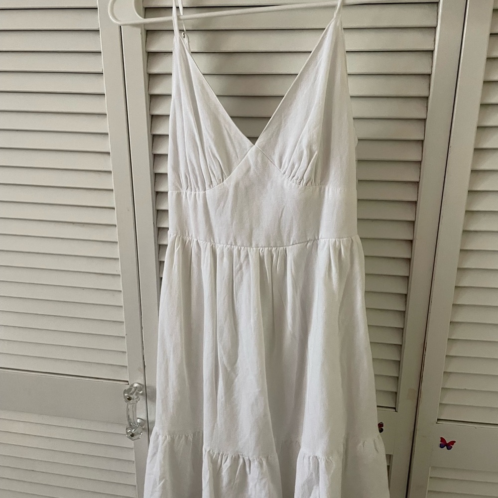 Elegant White Sleeveless Dress